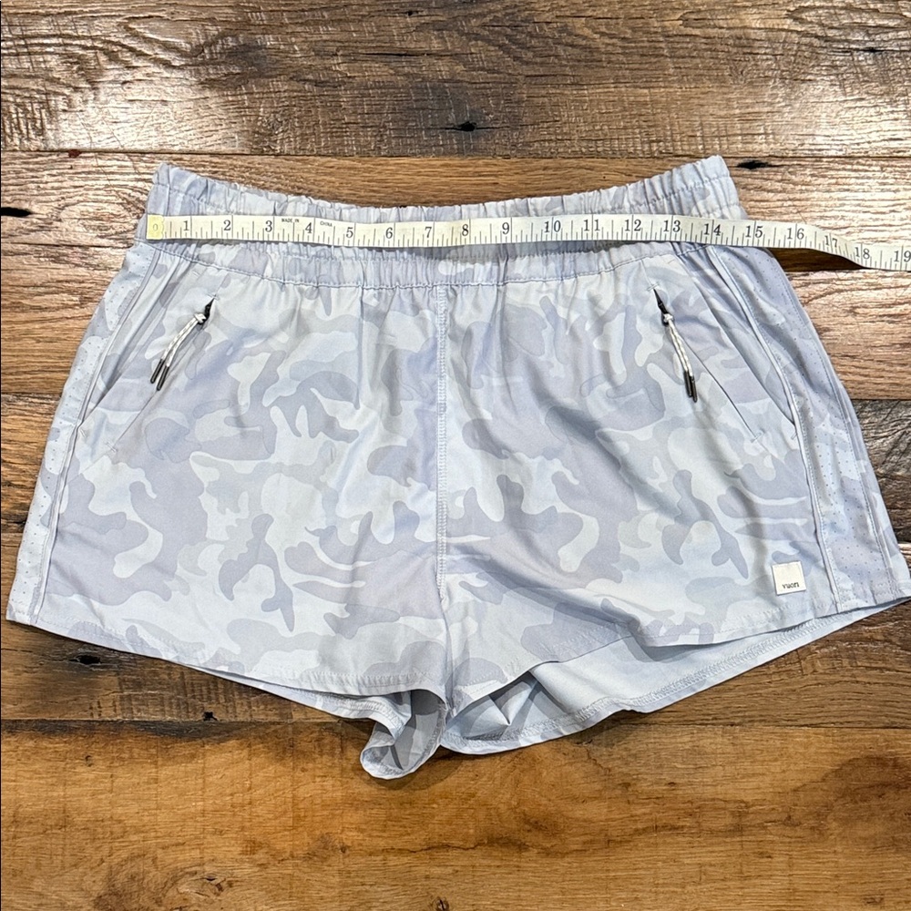 Vuori Women's Light Gray Camo Athletic Shorts large